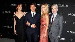 Sofia Boutella, Tom Cruise, Annabelle Wallis, dan sutradara Alex Kurtzman berpose tiba menghadiri pemutaran perdana film "The Mummy" di Paris, Prancis, (30/5). Sofia Boutella Merupakan aktris kelahiran Algeria berdarah Prancis. (AP Photo / Francois Mori)