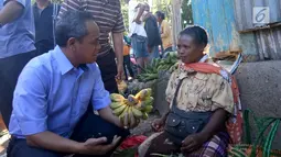 Calon gubernur Nusa Tenggara Timur (NTT) Benny K Harman dipakaikan baju adat sebelum acara deklarasi dukungan masyarakat Timor Tengah Selatan, NTT, Senin (12/2). Acara deklarasi dihadiri ribuan warga. (Liputan6.com/Pool/Dodi)