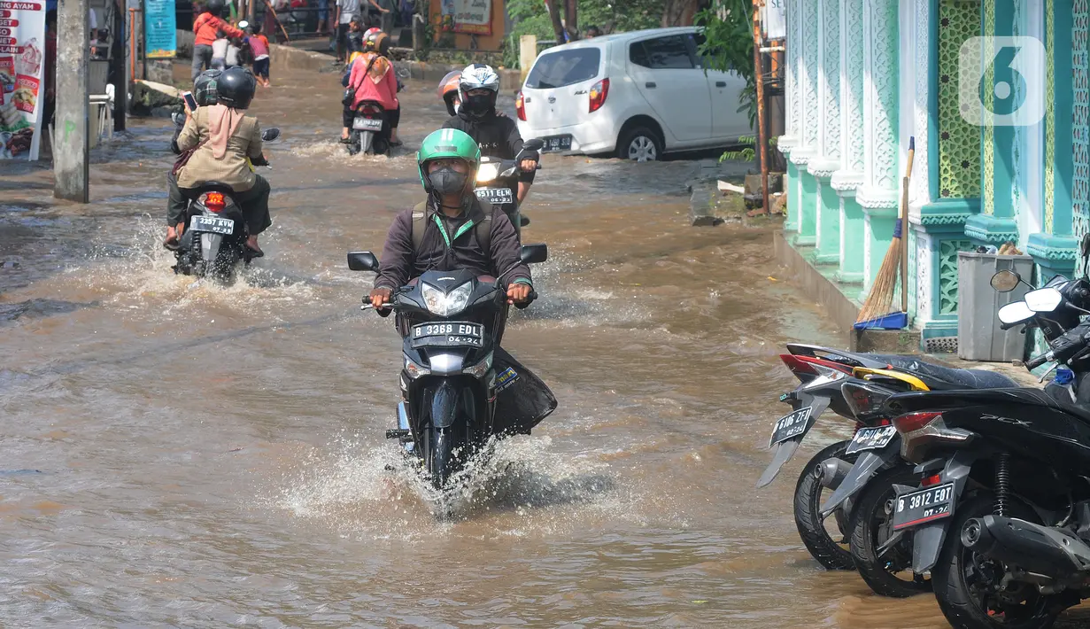 Pengendara motor melewati banjir yang menggenangi kawasan perempatan Mampang, Depok, Jawa Barat, Rabu (18/05/20222). Banjir tersebut disebabkan meluapnya Kali Mampang. Menurut pejabat setempat, banjir terjadi akibat adanya batang pohon yang tersangkut di kolong jembatan Mampang. (merdeka.com/Arie Basuki)