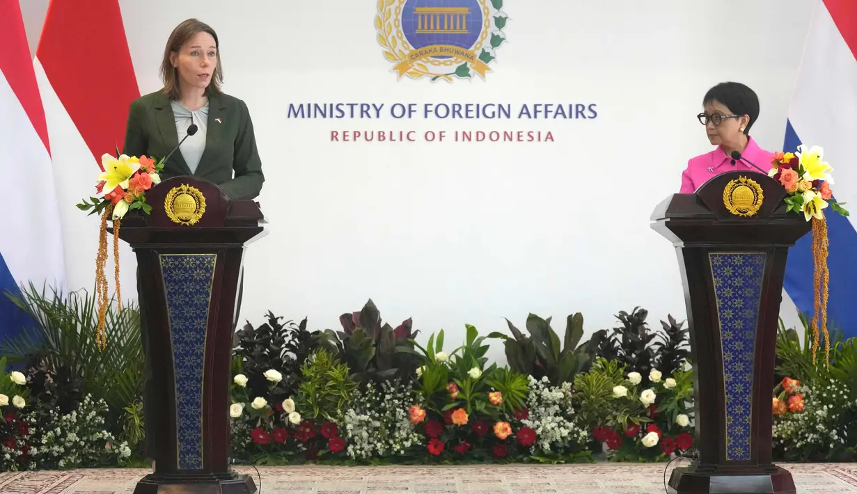 Menteri Luar Negeri Indonesia, Retno Marsudi (kanan) bersama Menteri Luar Negeri Belanda, Hanke Bruins Slot juga membahas penanganan pengiriman bantuan kemanusiaan di Gaza, Palestina. (AP Photo/Tatan Syuflana)