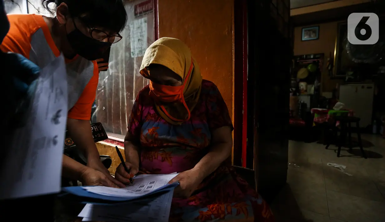 Warga penerima bantuan menandatangani bukti pemberian bantuan sosial tunai (BST) di RW 05 Kelurahan Kenari, Senen, Jakarta, Rabu (6/1/2021). Pencairan BST untuk empat bulan kedepan sebesar Rp300 ribu per Keluarga Penerima Manfaat (KPM) diberikan langsung kepada warga. (Liputan6.com/Johan Tallo)