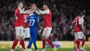 Pemain Arsenal, Viktor Gyoekeres (kiri) dan Piero Hincapie merayakan kemenangan setelah pertandingan lanjutan Premier League musim 2025/2026 melawan Everton di Emirates Stadium, Inggris, Sabtu 14 Maret 2026 waktu setempat atau Minggu (15/3/2026) dini hari WIB. Menjamu Everton, Arsenal berhasil mengamankan kemenangan dramatis. (AP Photo/Kin Cheung)
