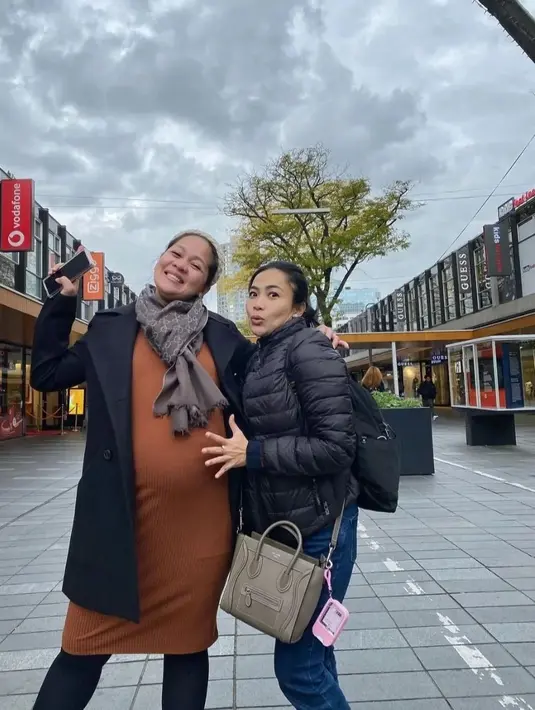 Bahagianya Gracia Indri saat bertemu dengan Feni Rose di Belanda. Kehamilannya sudah membesar. (Foto: Instagram/ graciaz14)