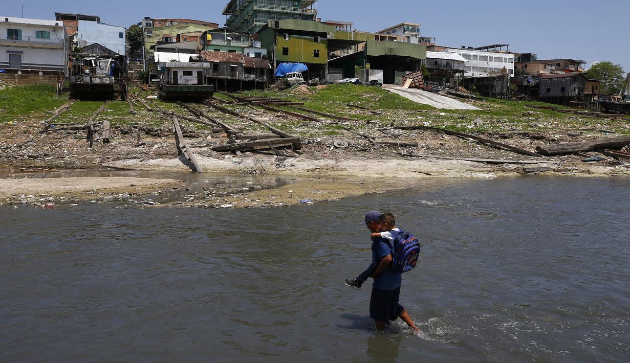 Pihak berwenang di negara bagian Amazonas di barat laut Brasil mengumumkan keadaan darurat pada hari Selasa di 13 kota karena kekeringan yang ekstrem, sementara 16 lainnya berada dalam keadaan siaga. (AP Photo/Edmar Barros)