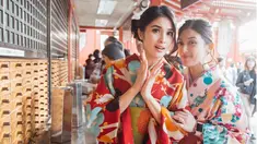 Sandra Dewi (kiri) dan adiknya, Kartika Dewi saat berada di salah satu kuil di Jepang. (instagram/@sandradewi88)