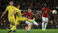 Gelandang Manchester United, Ander Herrera, mengirim umpan saat melawan FC Rostov. Pada laga ini Setan Merah turun menggunakan formasi 3-4-2-1, sementara FC Rostov memakai skema 5-3-2. (AFP/Oli Scarff)