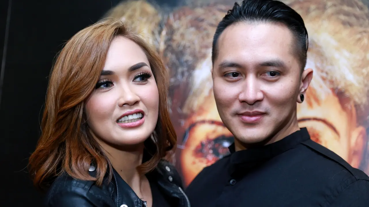 Demian Aditya dan istrinya