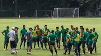 Para pemain Timnas Indonesia berlatih jelang laga final Piala AFF 2016 melawan Thailand di Lapangan SPH Karawaci, Banten, Minggu (11/12/2016). (Bola.com/Vitalis Yogi Trisna)