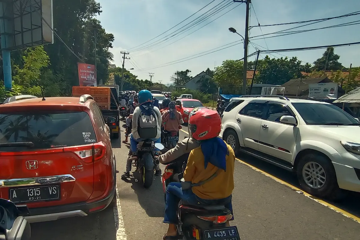 Polisi Berlakukan One Way di Jalur Wisata Anyer. (Foto: Liputan6.com/Muhamad Ridlo)