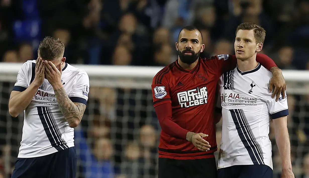 Pemain Tottenham Hotspur,  Jan Vertonghen (kanan) dipeluk pemain West Bromwich Albion, Sandro usai bermain 1-1.pada lanjutan Liga Inggris di Stadion White Hart Lane, London, Selasa (26/4/2016) dini hari WIB. (AFP/IKimages)