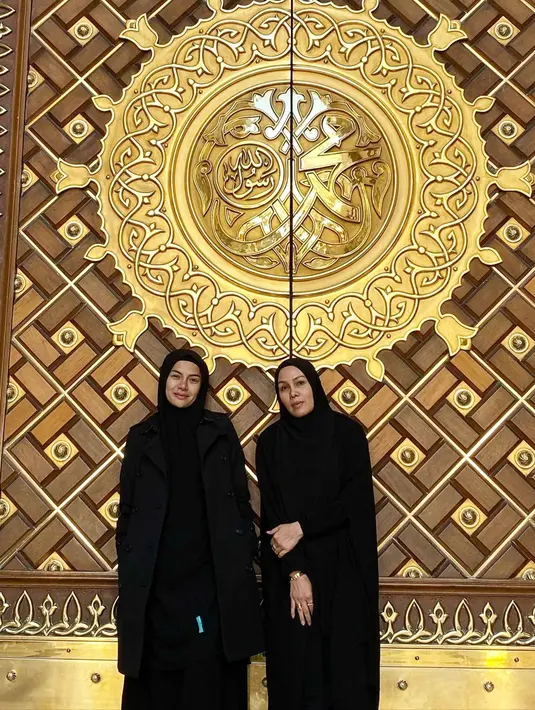Beberapa waktu belakangan ini, persahabatan Nikita Mirzani dan Fitri Salhuteru sedang retak. Kabarnya Niki telah unfollow Instagram dari Fitri Salhuteru. Kini banyak netizen pun menanggapi unggahan terbaru Fitri Salhuteru mengenai kabar tersebut. (Liputan6.com/IG/@nikitamirzanimawardi_172)