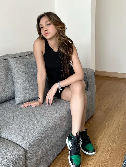 Saat ingin tampil minimalis namun tetap stylish, dress berbahan kaus model halter jadi opsi terbaik. (Foto: Instagram @naura.ayu)