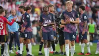 Mathys Tel dari Tottenham (tengah) dan Jan Paul van Hecke dari Tottenham (kanan tengah) menunjukkan kekecewaan usai pertandingan sepak bola Liga Premier Inggris antara Brentford dan Tottenham Hotspur di London, Sabtu, 22 Agustus 2026. (Foto AP/Kin Cheung)