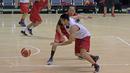 Ronald Sitepu saat melewati rekannya Arki Wisnu pada sesi latihan Timnas Basket Indonesia jelang test event Asian Games 2018 di Hall A Senayan, Jakarta, Rabu (7/2/2018). Test Event ini berlangsung pada 8-12 February 2018. (Bola.com/Nicklas Hanoatubun)