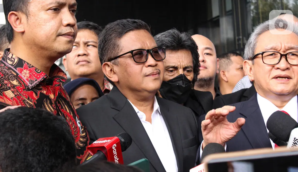 Hasto Kristiyanto didampingi oleh Ketua DPP PDIP Ronny Berty Talapessy dan tim kuasa hukum Maqdir Ismail sempat memberi keterangan kepada pewarta. (Magang/Liputan6.com/Muhammad Rizal)