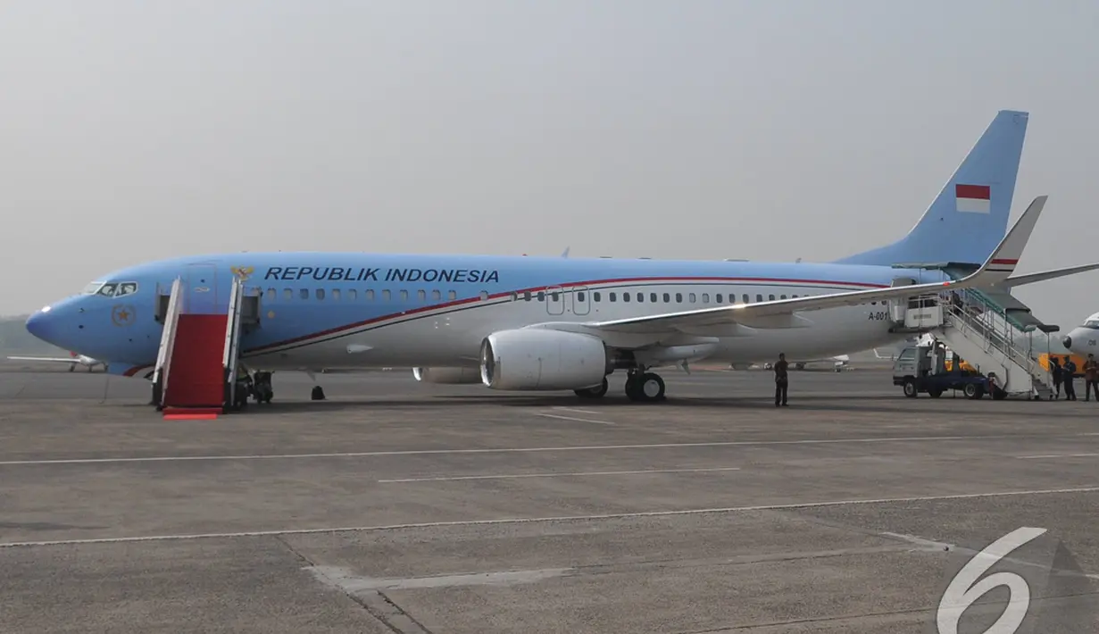 Pesawat Kepresidenan yang akan membawa Presiden Jokowi ke Tiongkok, Bandara Halim Perdanakusuma, Jakarta, Sabtu (9/11/2014) (Liputan6.com/Herman Zakharia) 