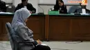 Politisi Golkar ini langsung tertunduk dan menitikkan air mata saat mendengar vonis 4 tahun penjara dan denda Rp 100 juta dari Majelis Hakim (Liputan6.com/Johan Tallo)