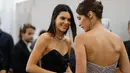 Dilansir dari HollywoodLife, Bella menginginkan Kendall kembali pada Anwar. (Gossip Cop)
