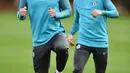 Bek Chelsea, Gary Cahill dan gelandang Cesc Fabregas melakukan pemanasan saat latihan di London, Inggris (17/10). Chelsea akan bertanding melawan wakil Italia, AS Roma pada grup C Liga Champions. (AFP Photo/Glyn Kirk)