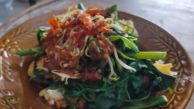 Pedas Nikmat Makan Sambal Asem, Kuliner Cirebon Kombinasi Sayur dan Kerupuk Melarat
