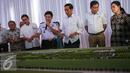 Presiden Joko Widodo didampingi Menhub Ignasius Jonan meninjau maket Bandara Internasional Kertajati di Majalengka, Jawa Barat, Kamis (14/1). Bandara ini memiliki desain panjang runway 3.000 meter dan lebar 60 meter. (Liputan6.com/Faizal Fanani)