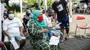 Warga antre mengikuti vaksinasi COVID-19 keliling di Kebon Kacang, Jakarta, Jumat (9/7/2021). Pemerintah Provinsi DKI Jakarta meluncurkan 16 mobil vaksin COVID-19 keliling guna mempercepat pencapaian target vaksinasi COVID-19 di Ibu Kota. (Liputan6.com/Faizal Fanani)