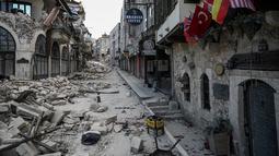 Gambar ini menunjukkan bangunan yang runtuh di bagian bersejarah Hatay pada 6 Maret 2023, satu bulan setelah gempa besar melanda Turki tenggara. Pejabat Turki mengatakan 214.000 bangunan hancur setelah gempa, banyak di antaranya di Hatay dan Kahramanmaras. (Photo by OZAN KOSE / AFP)