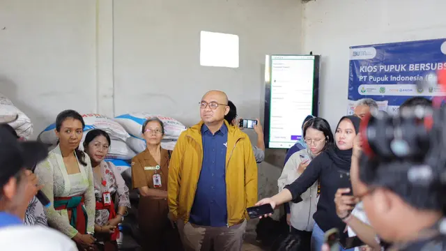 Direktur Transformasi Bisnis PT Pupuk Indonesia (Persero), Panji Winanteya Ruky saat berkunjung ke kios pupuk subsidi di Desa Temase, Kabupaten Gianyar, Bali, Senin (3/7/2023). (Maulandy/Liputan6.com)