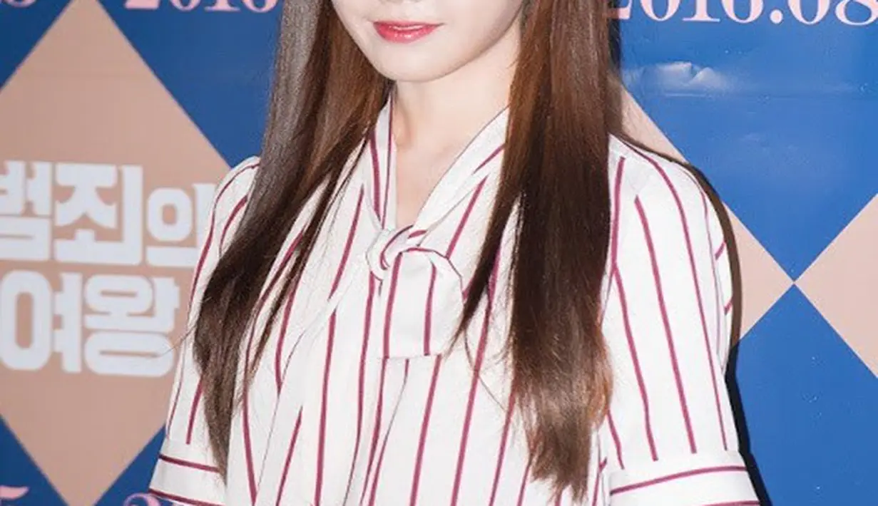 IU sempat menghadiri acara premier VIP peluncuran film terbaru 'The Queen Of Crime'. Kedatangannya pun begitu menyita perhatian awak media dan turut mengabadikannya lewat foto. (Alllkpop/Bintang.com)