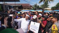 Gubernur Jawa Barat Dedi Mulyadi atau Kang Dedi bersama salah satu kusir delman berswafoto selepas pemberian dana kompensasi stimulus di depan Aula Mumum Mapolres Garut. (Liputan6.com/Jayadi Supriadin)
