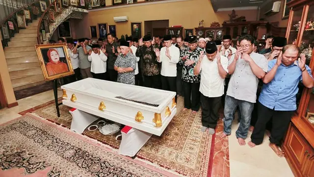 6 Momen Haru SBY  Saat Antarkan Sang Bunda ke Peristirahatan Terakhir