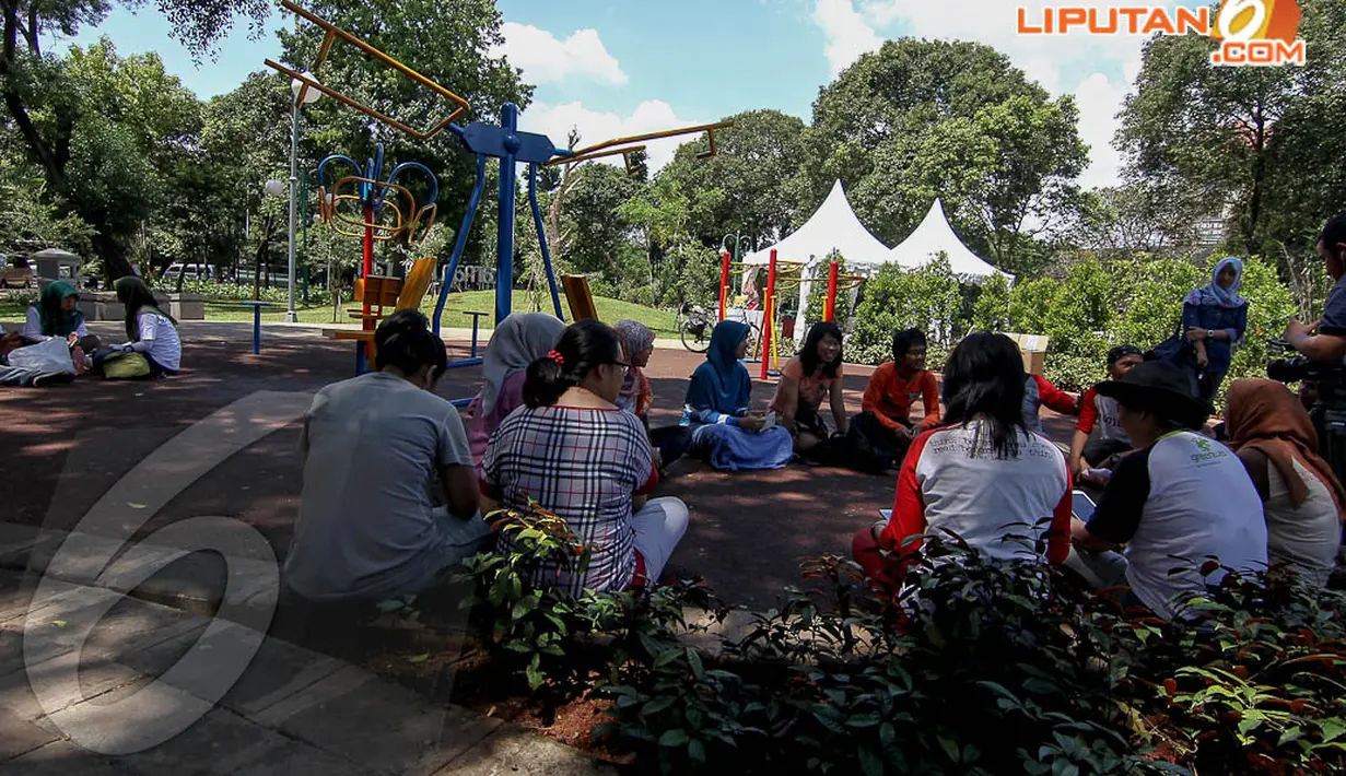 Sejumlah orang terlihat sedang berdiskusi bersama di Taman Mataram, Jakarta, Minggu (20/4/2014). (Liputan6.com/Faizal Fanani)