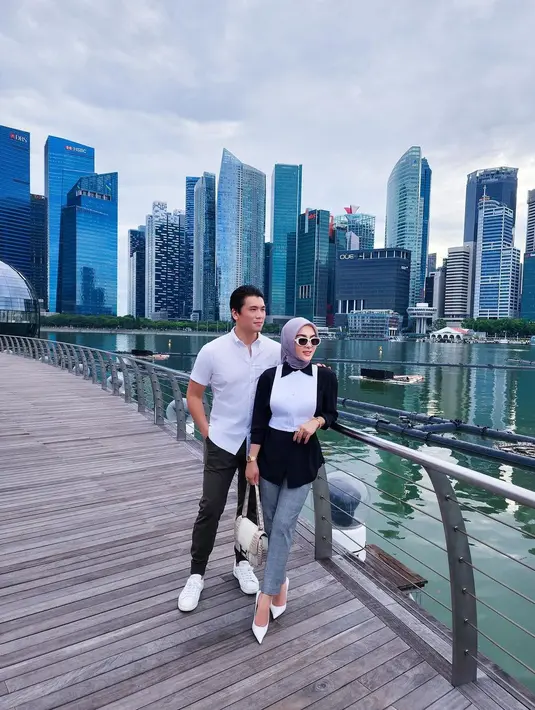 Kompak tampil kasual, Syahrini memadukan blus hitam, vest putih, dan loose pants abu-abu. Sedangkan Reino tampil memadukan kemeja putih dengan celana panjang hitam, serta sneakers putih. @princessyahrini.