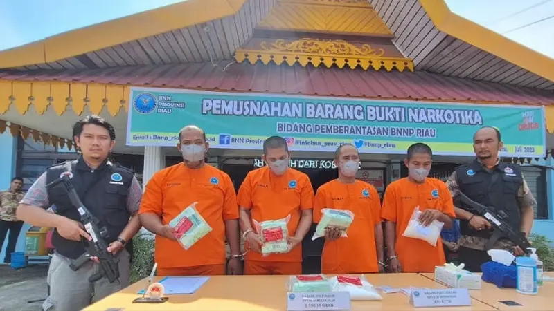 Empat tersangka peredaran narkoba jenis sabu yang ditangkap Badan Narkotika Nasional Riau.