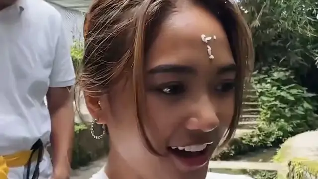 Potret Marion Jola Jalani Melukat di Bali. (instagram/lalamarionmj)