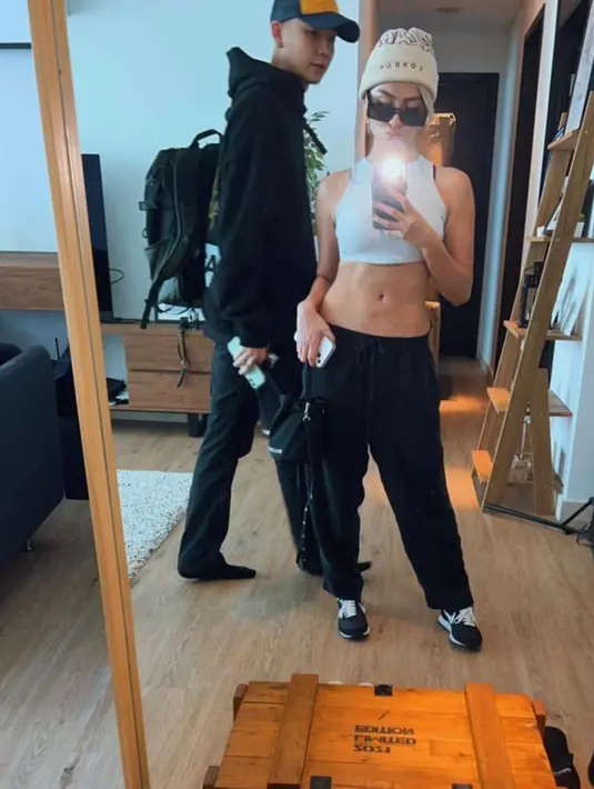 Mirror selfie, Agnez sempat mengabadikan penampilan dirinya dang sang pacar yang kompak kenakan outfit monokrom. @agnezmo.