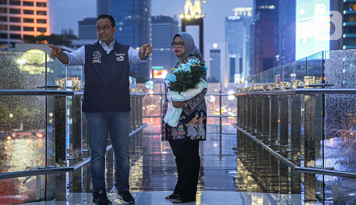 Gubernur DKI Jakarta Anies Baswedan didampingi istri Fery Farhati sebelum meresmikan Halte TransJakarta Bundaran HI, Jakarta, Sabtu (15/10/2022). "Pada hari ini Sabtu, 15 Oktober, Halte Transjakarta secara resmi dinyatakan digunakan," kata Anies Baswedan di lokasi, Sabtu, 15 Oktober 2022. (Liputan6.com/Faizal Fanani)
