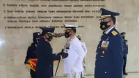 Panglima TNI memberikan tanda kehormatan bintang angkatan kelas utama kepada KSAL dan KSAU. (Dok Puspen TNI)