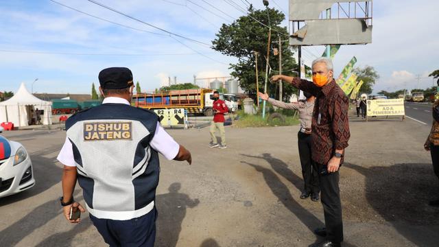 Gubernur Jateng Ganjar Pranowo saat mengecek jalur mudik dan jalan tikus di Brebes. (Foto: Liputan6.com/Felek Wahyu)