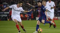 Aksi Lionel Messi (kanan) saat akan melewati pemain Sevilla, Sebastien Corchia pada lanjutan La Liga Santander di Camp Nou stadium, Barcelona, (4/11/2017). Barcelona menang 2-1. (AFP/Josep Lago)
