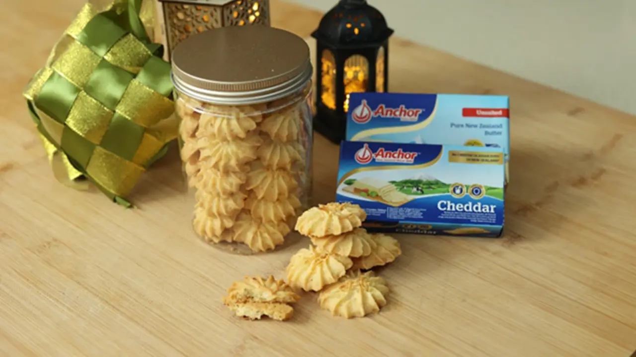 kue semprit keju
