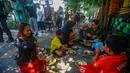 Warga dan anak-anak antusias menerima hidangan makan siang gratis tersebut. (merdeka.com/Arie Basuki)