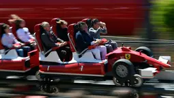 Ekspresi pengunjung saat menaiki wahana roller coaster "Red Force" dalam acara peresmian Ferrari Land, di PortAventura resort, Barcelona, Spanyol, (6/4). Roller coaster "Red Force" ini memiliki ketinggian 112 meter. (AFP Photo / Lluis Gene)