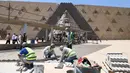 Pekerja konstruksi bekerja di lokasi pembangunan Museum Besar Mesir di Giza, 25 Agustus 2020. Mesir menerima 126.000 wisatawan sejak negara itu membuka kembali resor tepi lautnya untuk penerbangan internasional dan turis mancanegara pada 1 Juli, setelah ditutup akibat COVID-19. (Xinhua/Ahmed Gomaa)