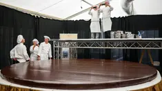 Sejumlah koki mengambil gambar kue cokelat atau dikenal sebagai Sacher Torte yang berhasil mereka buat di Ljubljana, Slovenia, Rabu (21/9). Kue dengan diameter 3,5 meter ini diklaim menjadi Sacher Torte terbesar di dunia. (AFP PHOTO/Jure MAKOVEC)