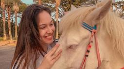 Meski tampil natural, Yasmin Napper tetap terlihat menawan saat bersama dengan kuda. Kuda dipegangnya dengan penuh perasaaan seraya tersenyum lebar. Foto ini menandakan bahwa Yasmin Napper ialah sosok pencinta binatang. (Liputan6.com/IG/@yasminnapper)