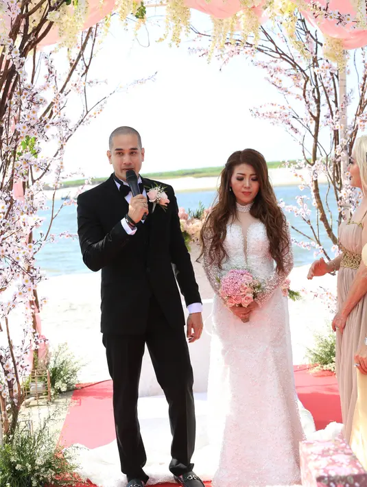 "Saudara Okan dan Mey Lee akan menandatangi piagam atau sertifikat nikah yang di keluarkan dari gereja," kata pendeta. (Nurwahyunan/Bintang.com)