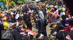 Ribuan orang memenuhi jalan Jenderal Sudirman di Indramayu,  Minggu, (9/10). Warga menyaksikan Tradisi Pawai Ngarot yang diikuti oleh ratusan pemuda dan gadis yang berusia 17 tahun. (Liputan6.com/Gholib)