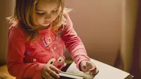 Ilustrasi anak membaca buku. (Photo by Jonathan Borba on Unsplash)