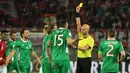 Wasit asal Rusia, Sergei Karasev, mengganjar bek Irlandia, Shane Duffy, karena pelanggaran keras terhadap striker Austria, Marc Janko. (Bola.com/Reza Khomaini)
